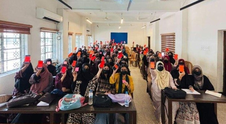 ঢাবি শিক্ষিকা তাসনিম সিরাজের বিরুদ্ধে শিক্ষার্থীদের লাল কার্ড প্রদর্শন